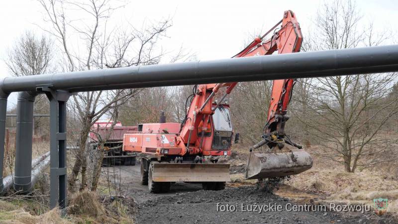 koparka sypiąca kruszywo na drodze Górnicza-Zawidowska