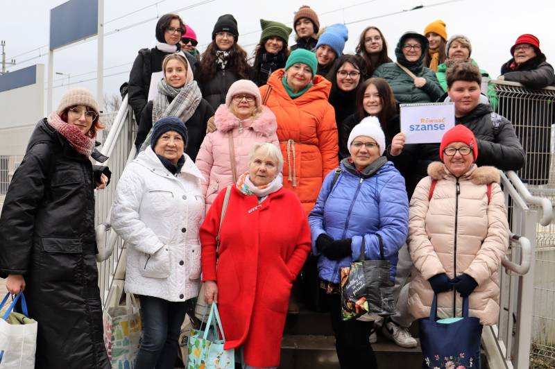 grupa składająca się z seniorek i lubańskiej młodzieży (na wyjeździe w ramach programu "równać szanse") pozuje do pamiątkowego zdjęcia